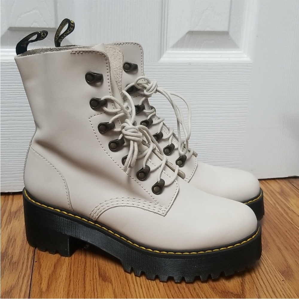 NWOT DR MARTENS LEONA WOMEN'S TEMPERLEY LEATHER HEELED BOOTS - Picture 4 of 7